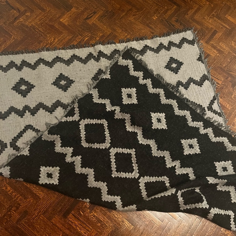 Wilfred Black and Gray scarf with Geometric Patterns